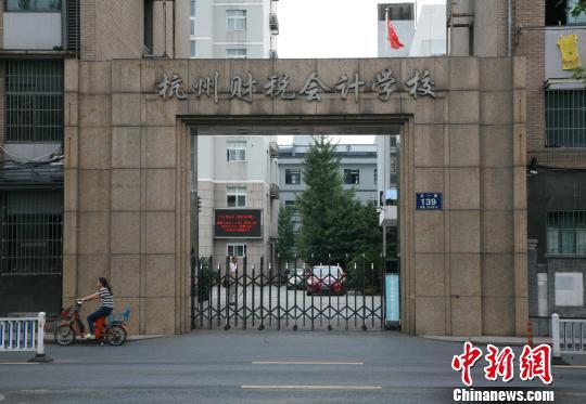 被捅女孩所在的学校距离案发地仅几百米远。 李晨韵 摄