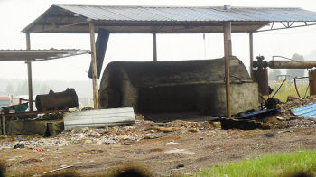 非法炼油厂藏身在山脚下