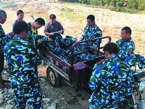 回收军训服捐给农民工