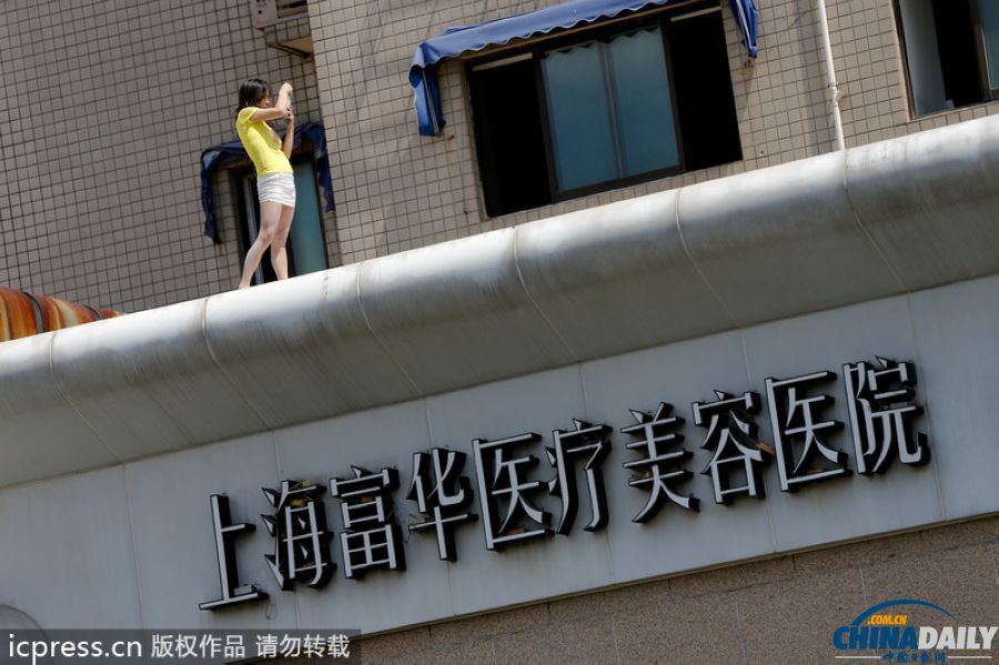 上海一<em>女子隆胸</em>失败 爬医院楼顶欲跳楼轻生_资