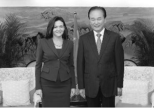 　　9月10日，国新办主任蔡名照（右）在京会见脸谱首席运营长桑德伯格（左）。