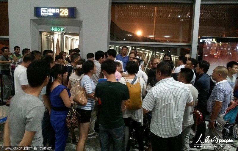 高清:因航班延误乘客霸机维权每人获赔400元