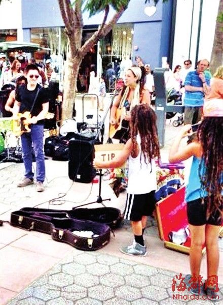 好声音冠军美国街头卖艺