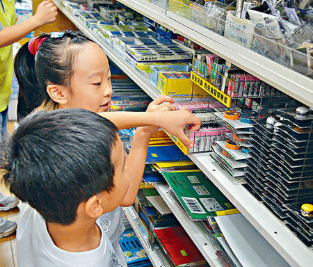开学支出占香港家庭月收入30% 课本价格贵
