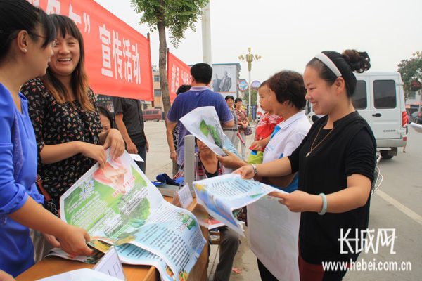 献县流动人口计划生育药具服务年活动受群众好