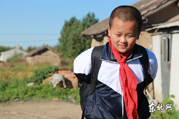 同江:水灾过后6年级小学生程志的开学第一课