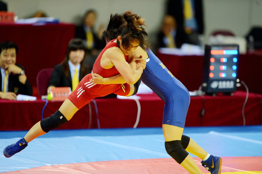 摔跤 女子自由式55公斤级:广西选手钟雪纯夺冠