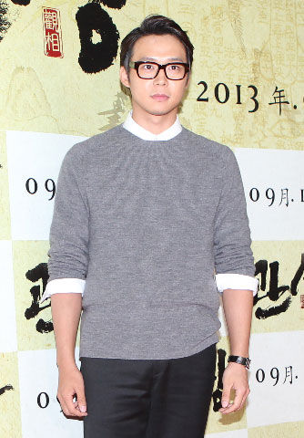 30岁以上女粉丝团为朴有天建立朴有天图书馆