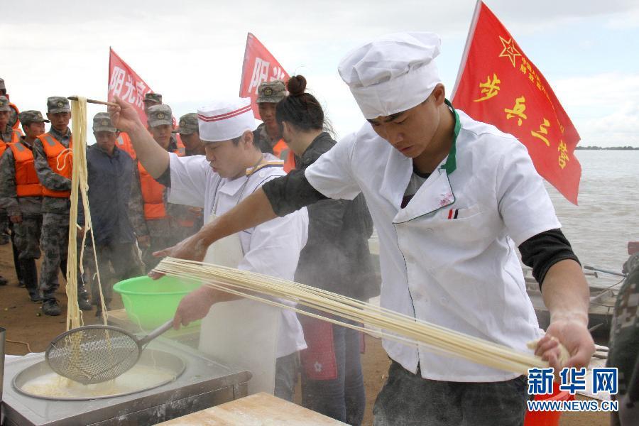 同江“抻面哥”慰问抗洪官兵热舞“拉面秀”