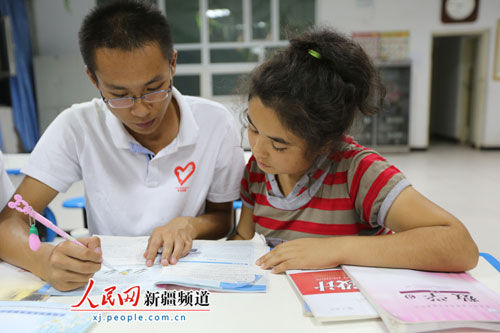 新疆伽师县大学生志愿者与孤儿结对成长(图)