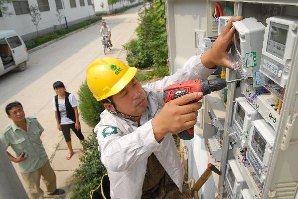 9月15日,安徽省萧县供电公司的电力工人许彦为该县许武堆村的农户更换智能电表。 2013年8月以来,安徽省萧县供电公司投入2042万元开展农村智能电表更换工作,为9万余户农村家庭安装智能电表,预计到2015年在全县范围内完成智能电表更换工作。据介绍,完成智能电表安装后,农户家庭的用电信息将实时由电力公司监控,减轻了以往抄表工作耗费的巨大人力,同时也让农户对自家的用电量一目了然。新华社记者 杜宇 摄