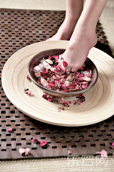 药包成本大多不足一毛 中药足浴难“包治百病”_资讯频道_凤凰网