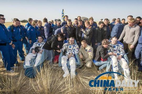 宇航员安全出仓。