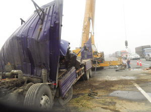 雾锁高速惹下两起车祸 津保高速断交9小时