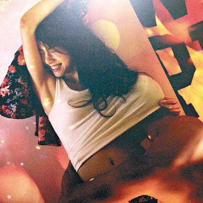 邓丽欣与<em>肌肉男</em>肉搏拍<em>性感</em>照 露脐曝内衣走光