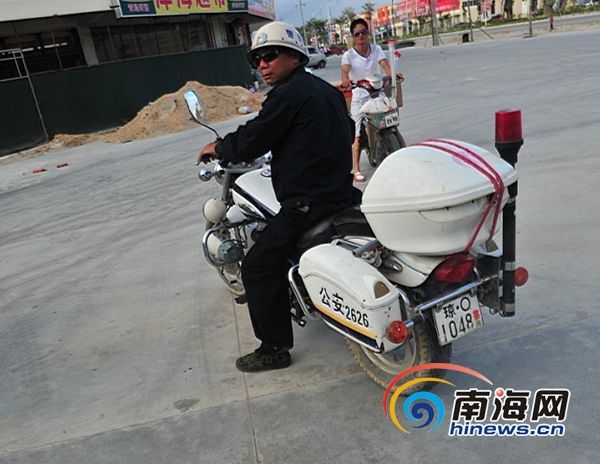三亚:保安当街假扮警察 警服上印公安局长警号