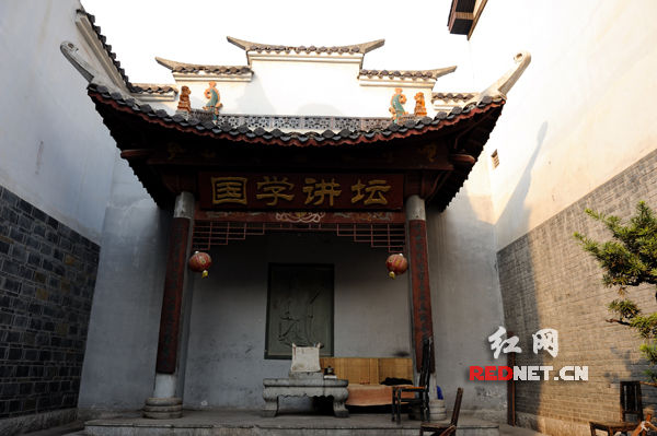 长沙西文庙坪牌坊成居民休闲处 自发保护文物