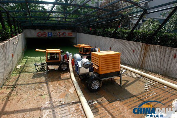 上海强降雨导致小区地下车库被淹