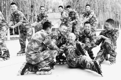 新疆军区机关干部赴一线连队:洗掉了灰尘 校