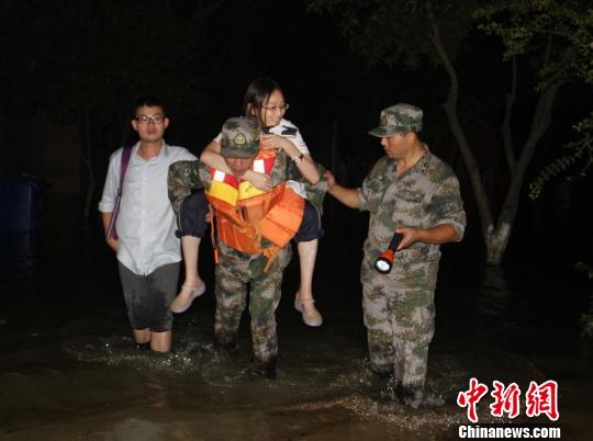 记者与部队官兵同救灾 顾不上吃饭只能啃干粮