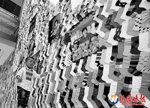 万双袜子拼成女工照片墙(图)