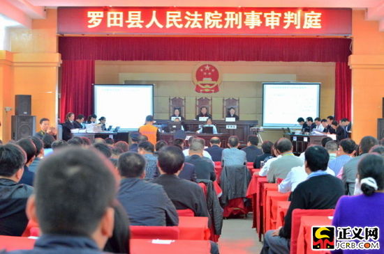 公诉人宣读起诉书。