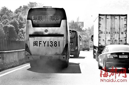 大巴冒黑烟 熏黑车牌