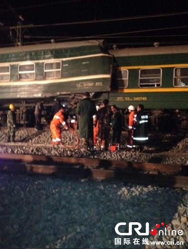 青藏铁路格尔木站两辆火车相撞 4名旅客受伤(