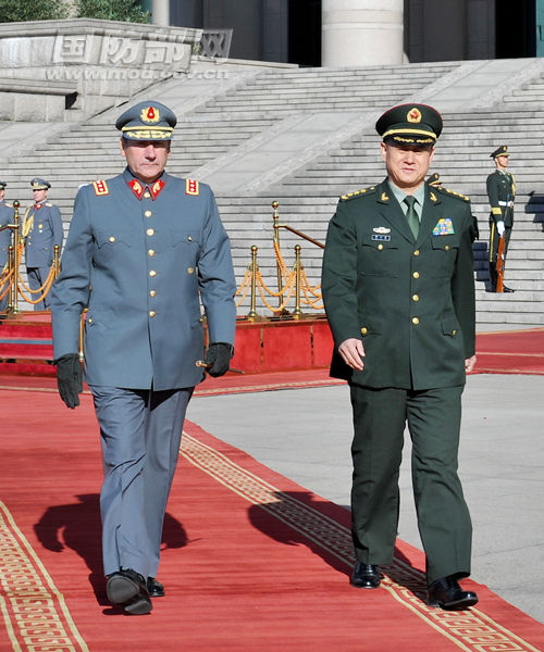 侯树森与智利陆军司令举行会谈_资讯频道_凤凰网