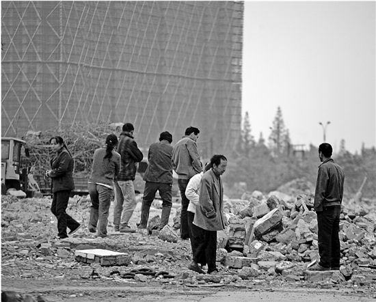 杭州40多岁的拆楼工敲墙时被压身亡 不让下一