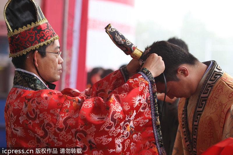 河南许昌:百名学生参加成人礼活动 身着传统服