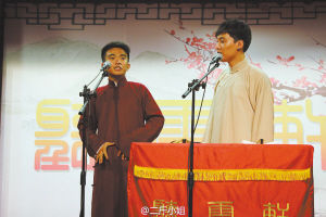 功课爱好并举 天津男孩名扬北京高校相声圈