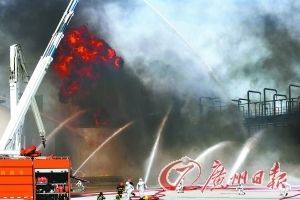 穗公安消防部队昨举行汇报演练 高精尖装备亮