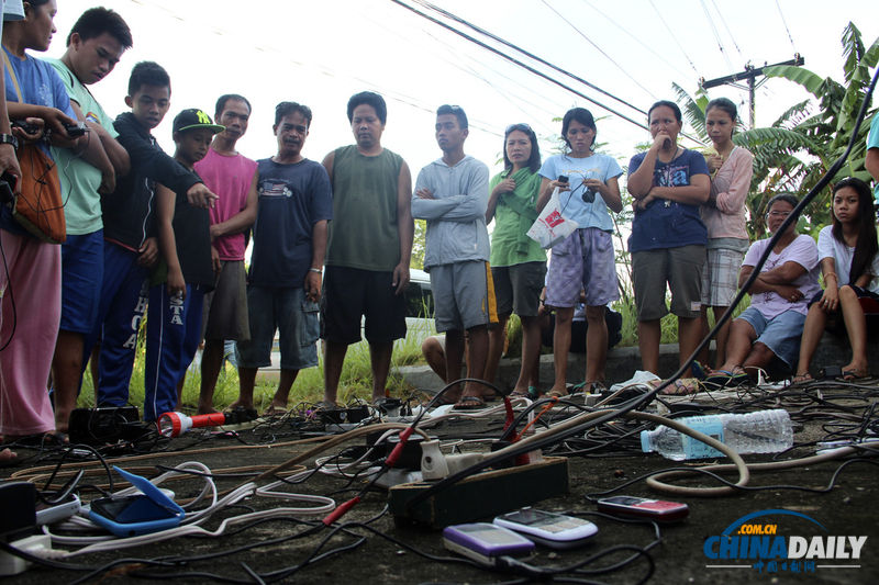 菲律宾强震导致部分电路瘫痪 民众聚集为手机