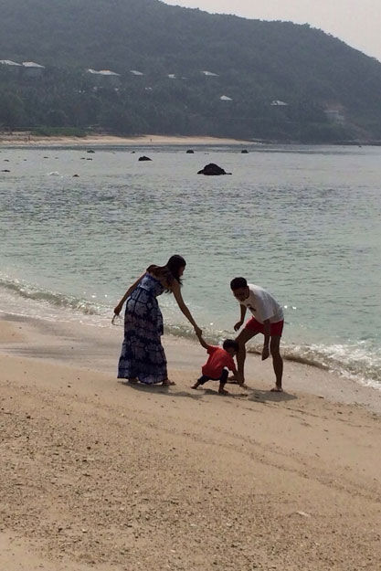 李嘉欣晒全家度假照 与许晋亨牵儿子海滩戏水