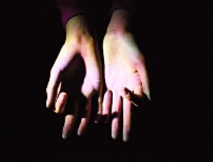 大头娃娃手指仍伸不直