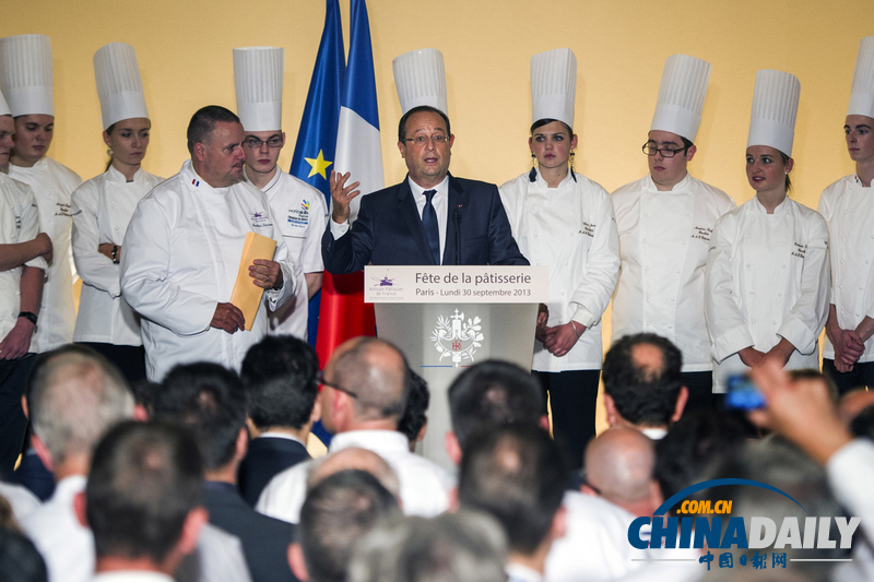 法国总统糕点日发表演讲 身后厨师排排站(组图