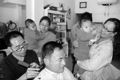 信义理发店每天客满收入多5倍