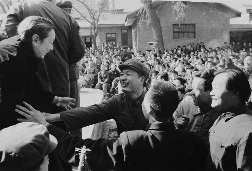 陈小鲁在八中的校庆活动中与老师握手