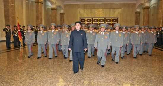 　　今天是朝鲜劳动党建党68周年，金正恩参谒锦绣山太阳宫殿。（《劳动新闻》图片）