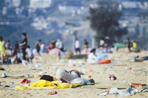大梅沙海难垃圾遍布，游人在垃圾中穿行。