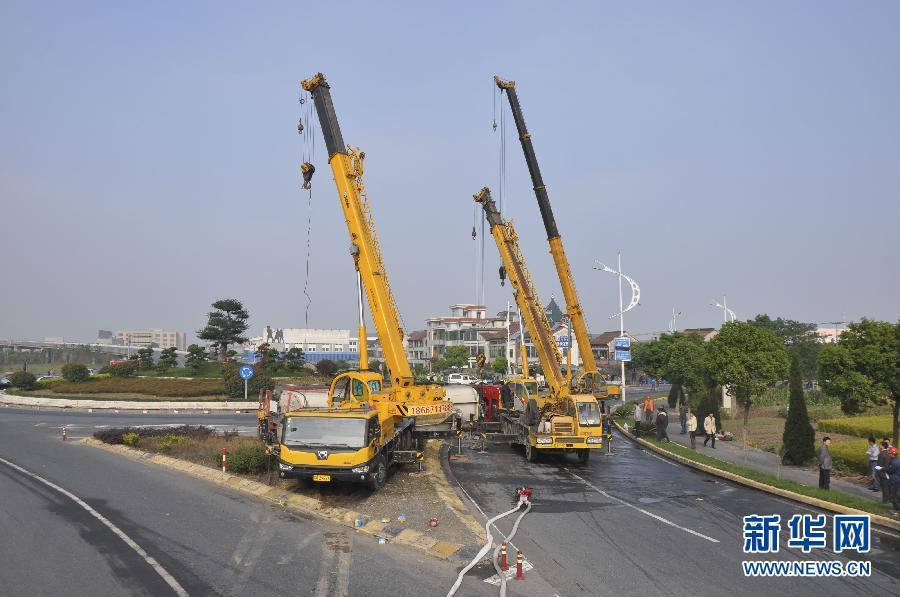 救援人员出动吊车对事故车辆和罐体进行吊