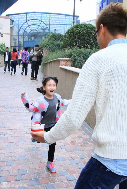 田亮携女儿田雨橙出游 互喂冰激凌显温馨
