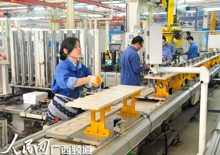 生产线上的玉柴工人