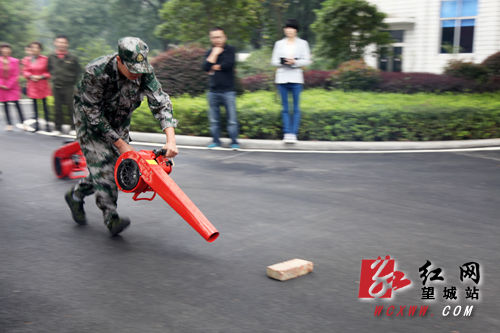 长沙望城区林业局组织观摩森林消防器材演练