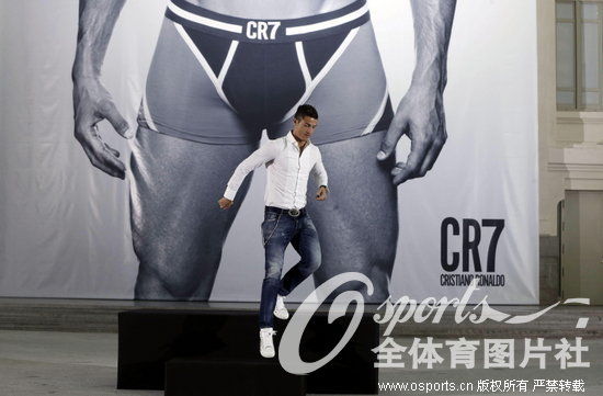C罗代言内裤发布会“上蹿下跳”一展男人雄风(图)