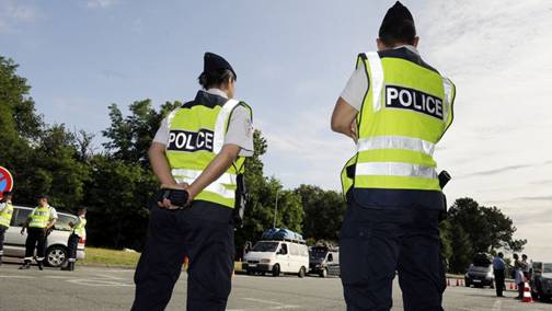 法国北部城市展开警察拦截奖励守规司机活动