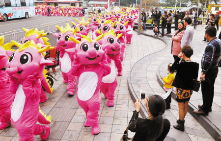 300个粉色小怪兽加盟 银泰购物狂欢启动