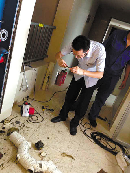“铁疙瘩”堵住落水管 污水溢出新房遭殃_资讯频道_凤凰网