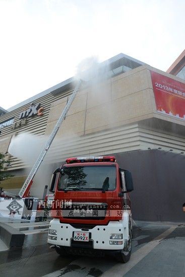 南宁万象城 起火 冒烟 消防员商场演练灭火救人